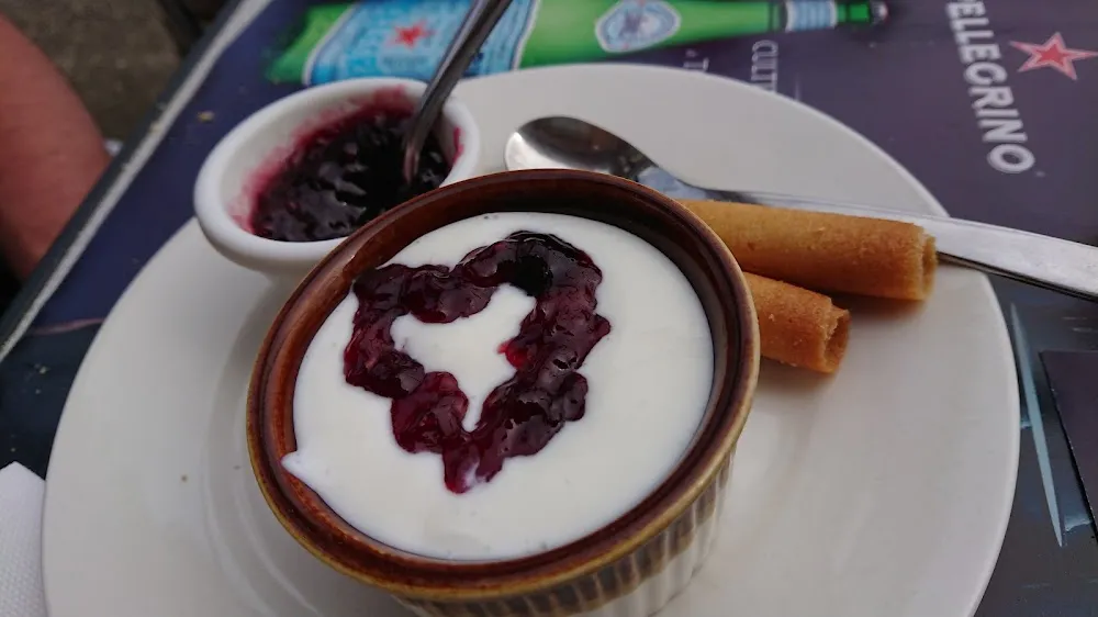Dessert Confiture Sur Lit de Fromage Blanc